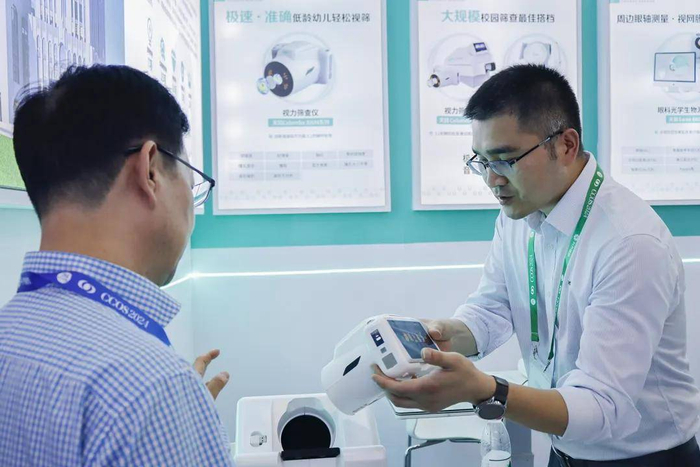 王飞正在介绍天鸽Columba视力筛查仪