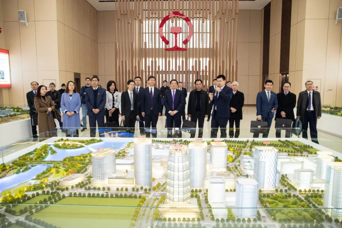 代表团考察东西轴线调度指挥中心。中国雄安官网李鑫 摄