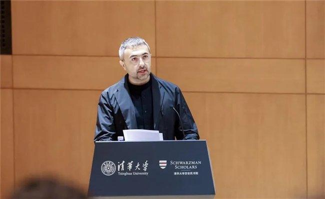 　　图注：微软 AI CEO 穆斯塔法·苏莱曼在清华大学发表主旨演讲