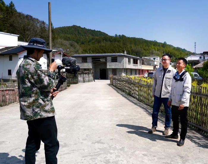 刘苏良（右一），拍摄者为胡跃清。图源：新华社