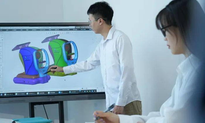 研发人员对天鹅Swan眼科光学生物测量仪进行产品设计