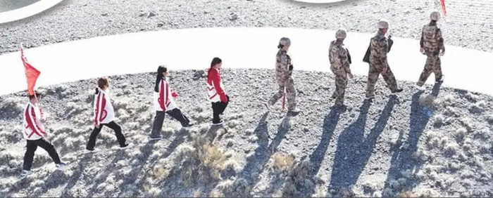 在新疆乌恰县边境一线，大学生志愿者与护边员一同巡边。李海波摄