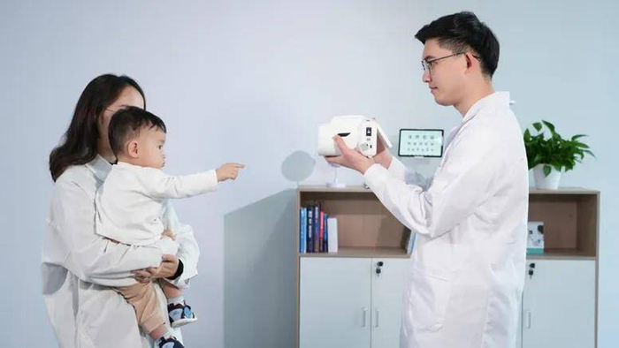 工作人员使用天鸽Columba视力筛查仪为低龄幼儿进行屈光筛查