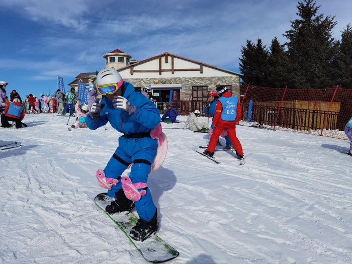 第一批亚布力雪友已准备就绪（央广网发  陈默  摄）