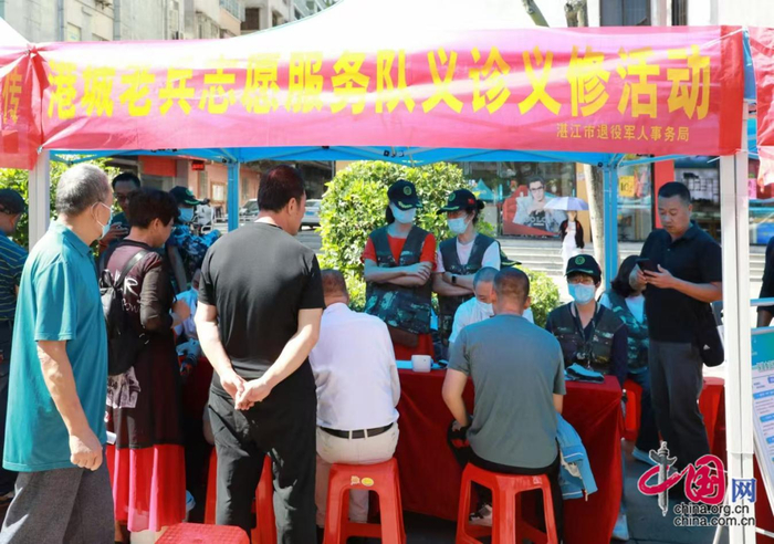 湛江市退役军人事务局定期为现役军人、退役军人以及市民提供就业、医疗、生活等服务。（中国网发江晓卫摄）