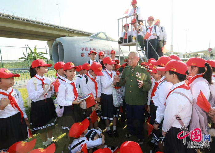 原空军“特级飞行员”田欣民在湛江军事文化博览园给中小学生讲述战斗故事。（中国网发 江晓卫 摄）