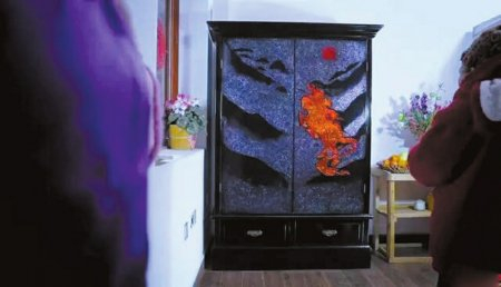 李子柒为奶奶制作的漆器衣柜。视频截图