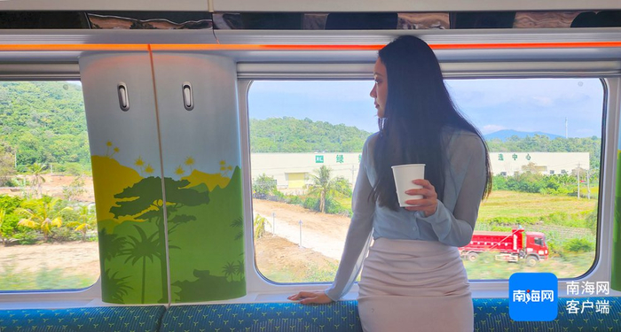 三乐旅游铁路车厢提供自助咖啡等，乘客可以喝着咖啡欣赏一路美景。记者 汪承贤 摄