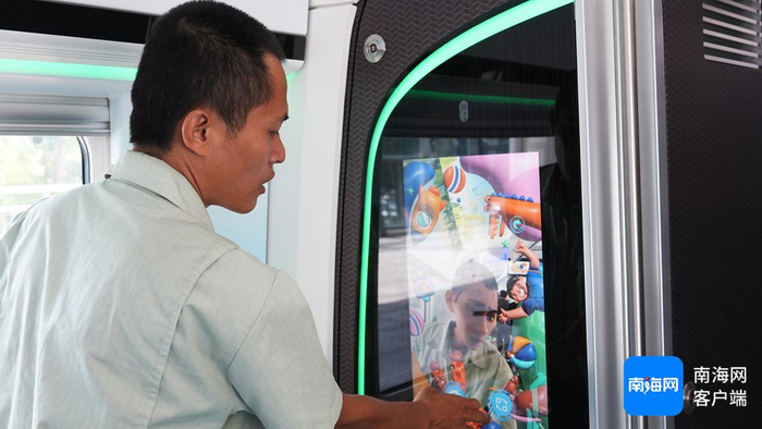 工作人员演示AI拍图。记者 汪承贤 摄