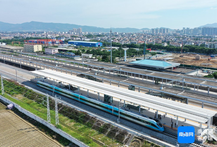 三乐旅游铁路开展首次试乘体验，图为高铁停在崖州站。记者 汪承贤 摄