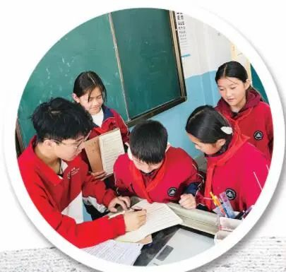 在新疆阿图什市哈拉峻乡谢依特小学，大学生志愿者辅导学生学习。平李棋摄