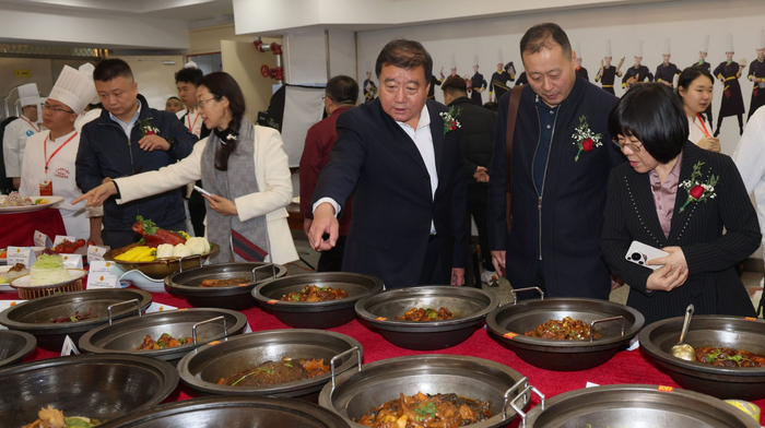 各种铁锅炖琳琅满目