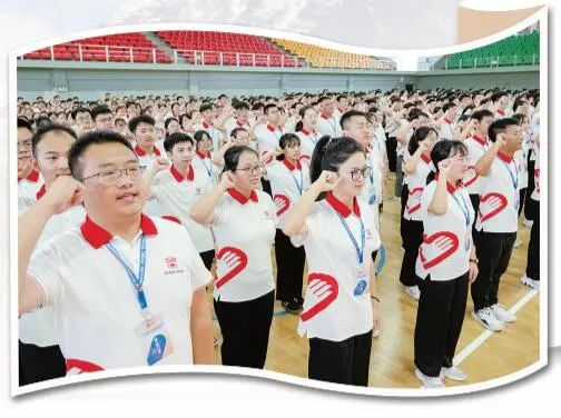 吉林省大学生志愿服务西部计划“卫国戍边”专项志愿者在出征仪式上宣誓。尹贤均摄