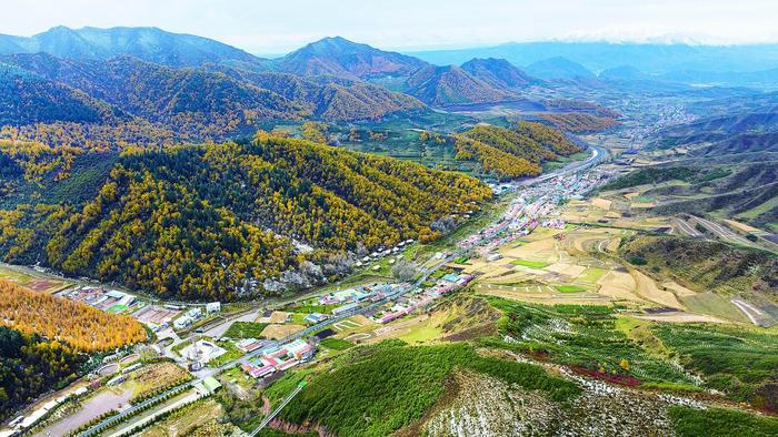 一条条纵横交错的农村公路，串起千家万户，连接起广阔乡村的新生活。殷之皓 摄