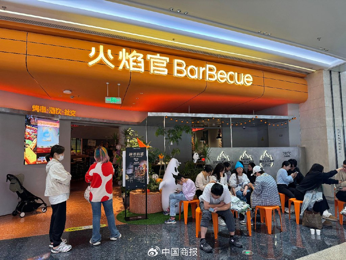 消费者排队打卡火焰官BarBecue。