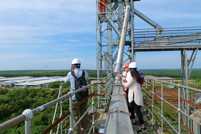 平福猪场建设有配套饲料厂，为防疫病采取闭环管理模式