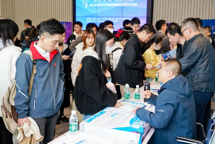 招聘活动现场热闹非凡