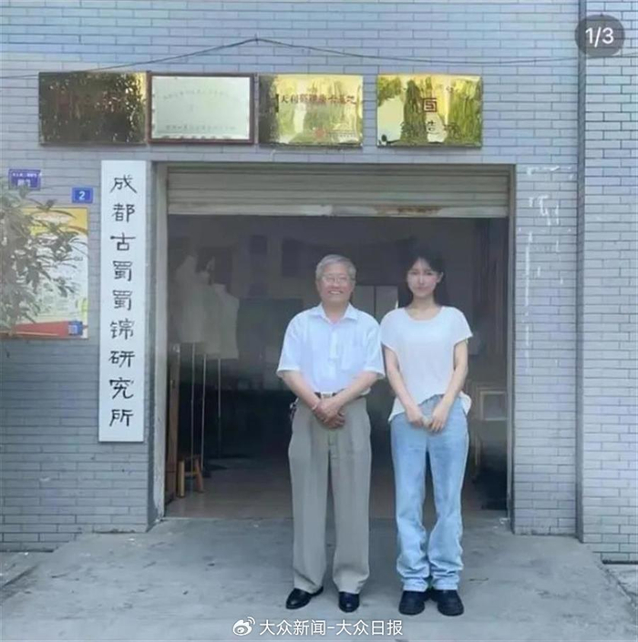 网友拍到的在成都古蜀蜀锦研究所遇到的李子柒（图源：潮新闻）