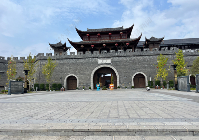 9月22日上午的大庸古城东大门（图 | 每日经济新闻）