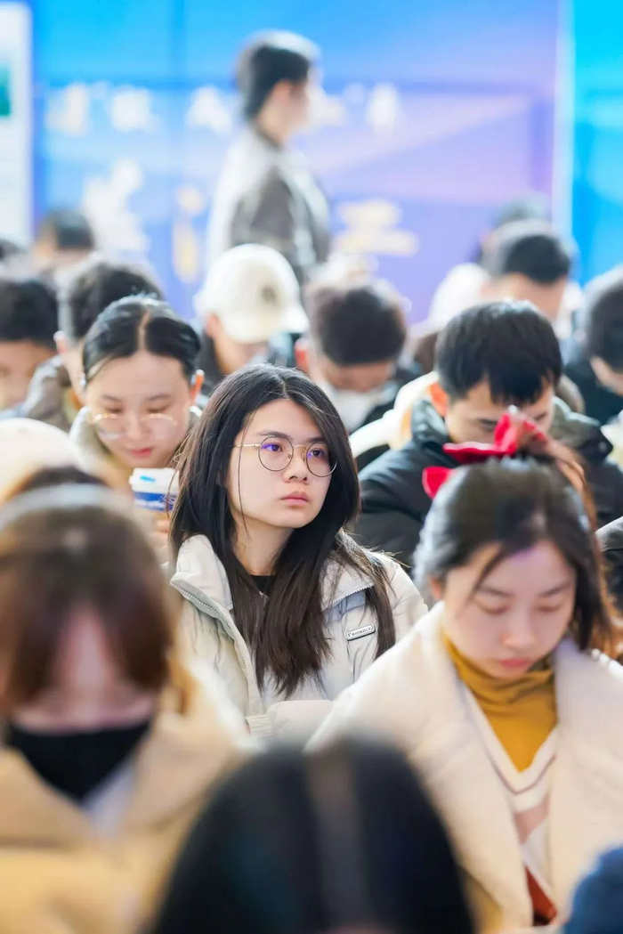 招聘活动现场，学生认真听宣讲