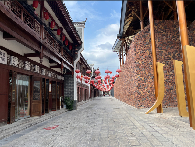 9月22日上午的大庸古城商业街（图 | 每日经济新闻）