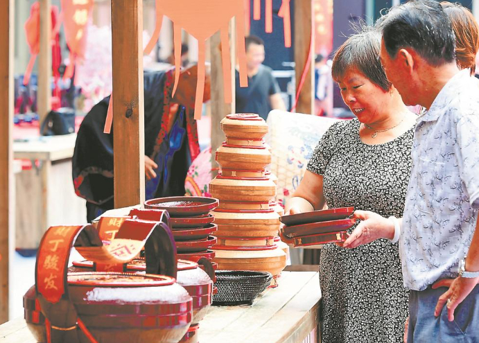 市民在参观采购下郑竹编制品。 林华 摄