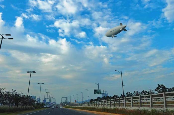 “祥云”AS700载人飞艇在珠海上空飞行。（图片由通讯员提供）