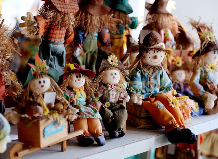 华源工艺品展厅中的稻草人玩偶。林华 摄