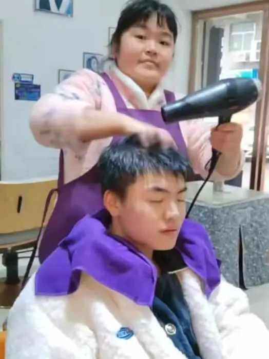 理发师晓华短视频账号截图