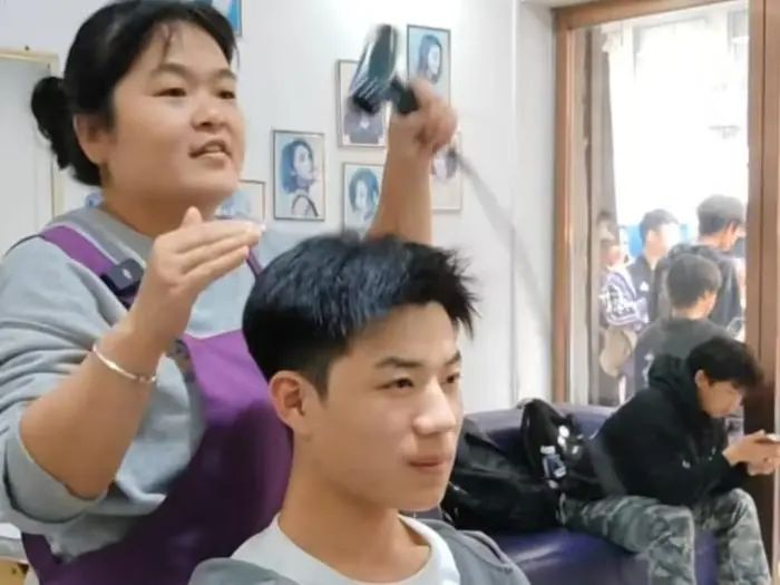 理发师晓华在为顾客理发。图源晓华短视频账号　