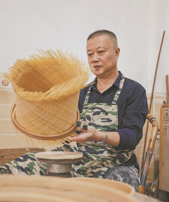 陈国童在制作竹编。 陈剑伟 摄