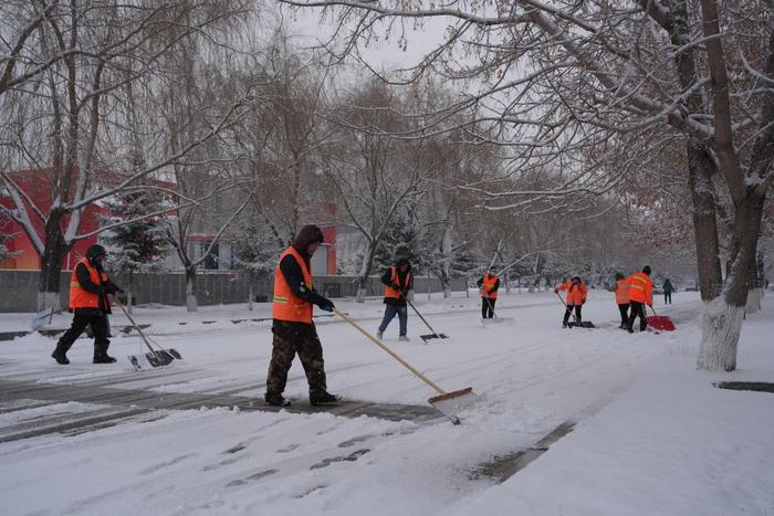 环卫工人在清雪