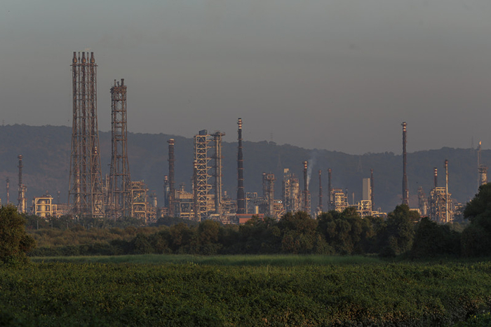 印度孟买的一家炼油厂（资料图）