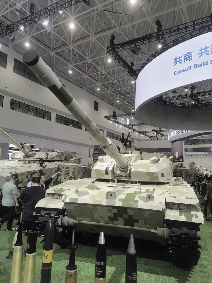VT5U轻型坦克  马  俊摄
