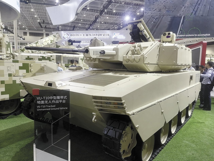 VU-T10中型履带式地面无人作战平台  马  俊摄
