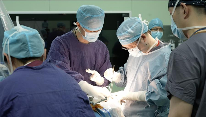 华山医院团队在开展上海第一例NEO临床试验植入手术。