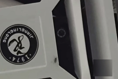 △东莞一羽毛球馆公共浴室排风扇口处隐藏摄像头