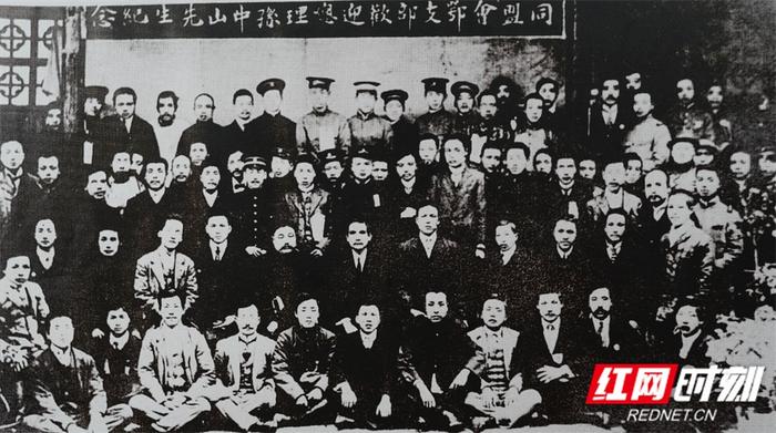 1912年4月1日，孙中山（二排左七）与同盟会湖北支部成员合影留念，二排左一为蒋翊武。（资料图片）