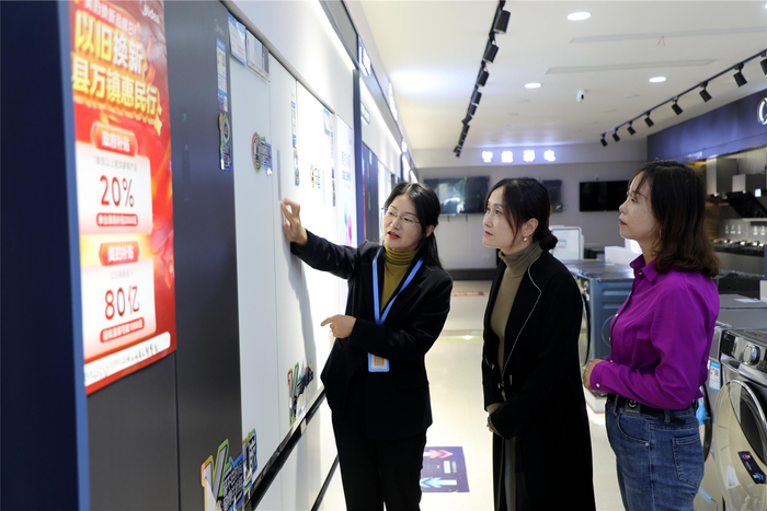 10月30日，市民在枞阳县一家大型电器商场咨询家电以旧换新政策。 本报通讯员 王章志 摄