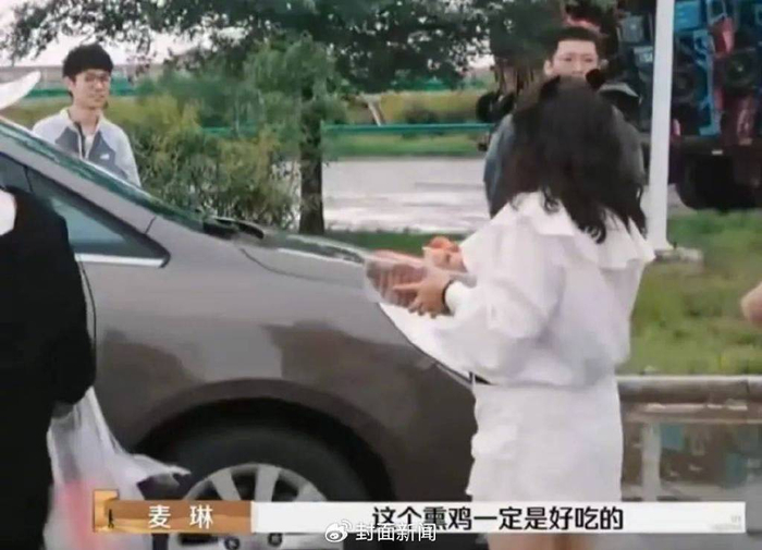 麦琳在节目中吃熏鸡 图据网络截图