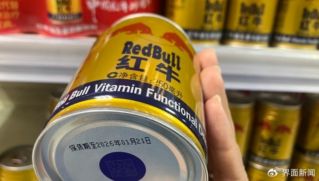 中国红牛产品（图片拍摄：界面新闻 赵晓娟）