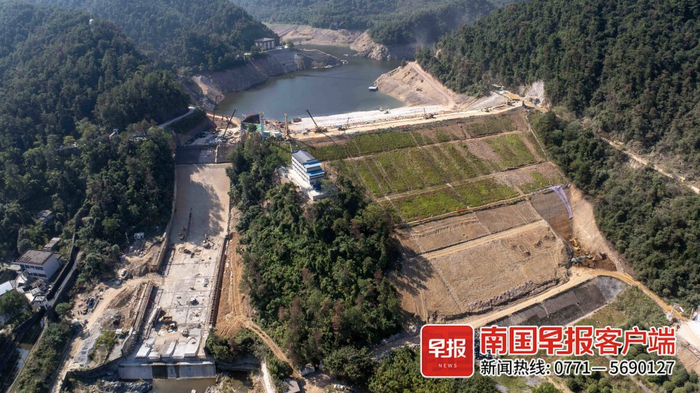 ▲青狮潭水库大坝除险加固工地。记者 邓振福 摄