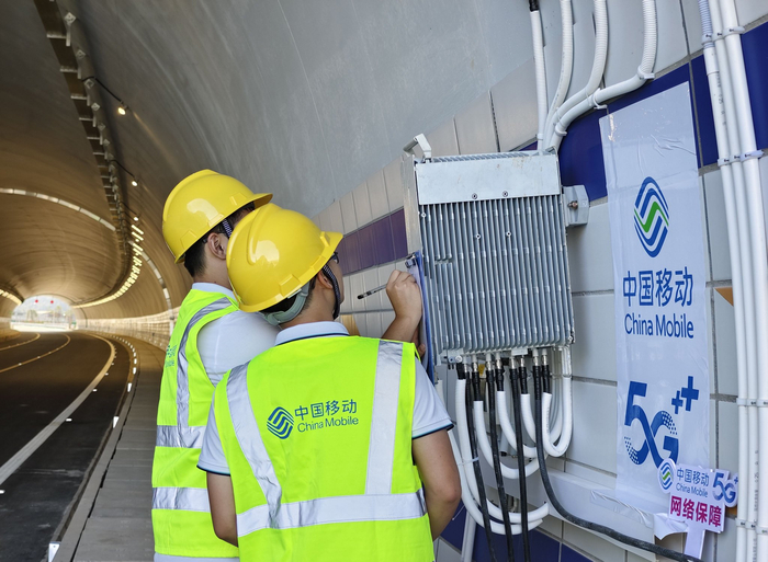 　　中国移动网络技术人员高速平乐路段隧道内检测网络 游庆前摄