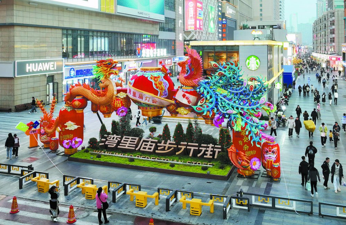 十多组大型灯饰已经安装就位，成为湾里庙步行街区一道亮丽风景。 记者 董永博 摄