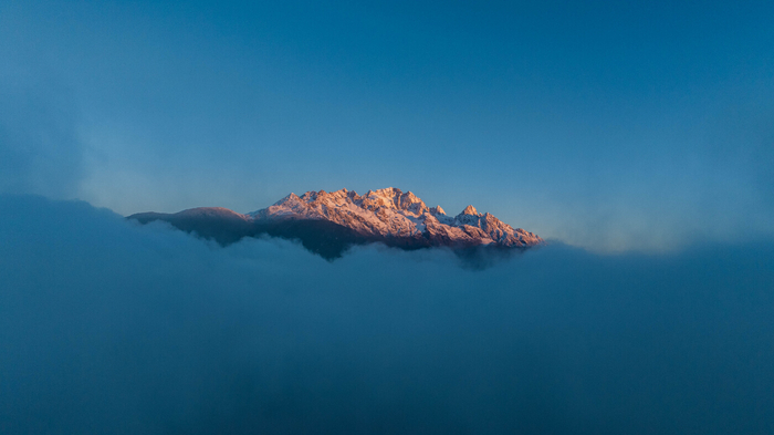 玉龙雪山“日照金山”美景 胡超 摄
