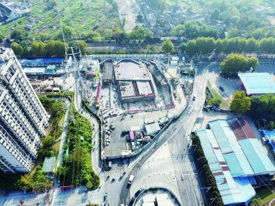凤集大道下穿隧道工程开展剩余段落浇筑，冲刺下月完工目标。 通讯员 蔡金祥 南京日报/紫金山新闻记者 冯芃 摄