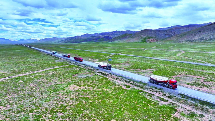 　　青藏线上往来的车辆。才贡加 摄