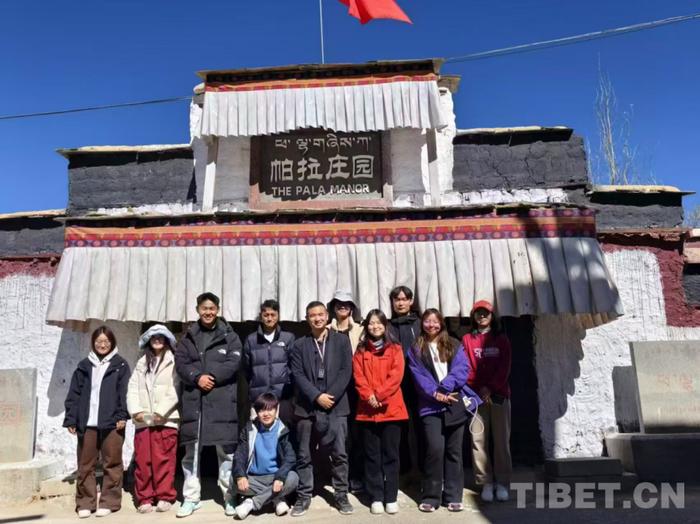 图为张艾平带领学生在西藏自治区日喀则市江孜县帕拉庄园研学