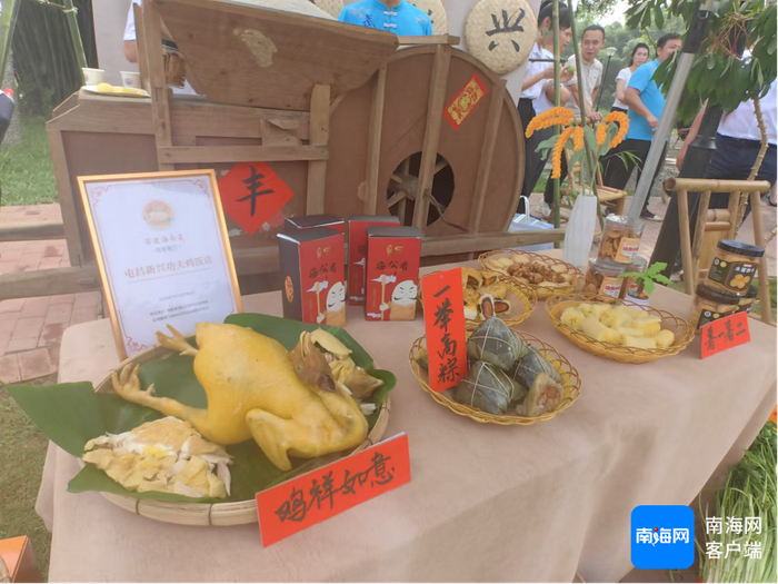 屯昌县新兴镇功夫鸡、海公香米展示。记者 任桐 摄