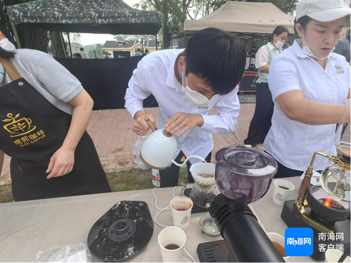 屯昌县西昌镇展示区现场制作南熙咖啡。记者 任桐 摄